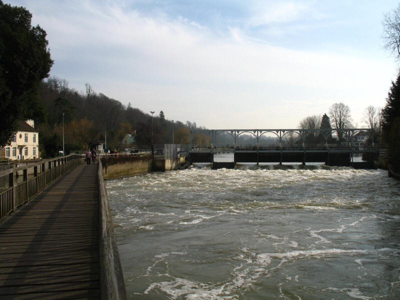 Weir at Marsh Lock on the River Thames
